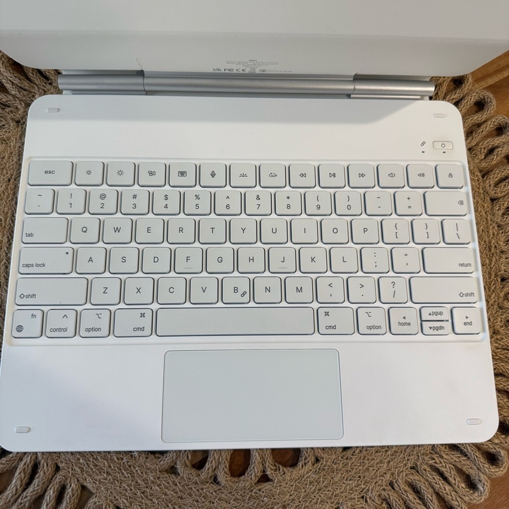 ESR White Tablet Keyboard Case - Picture 4 of 7